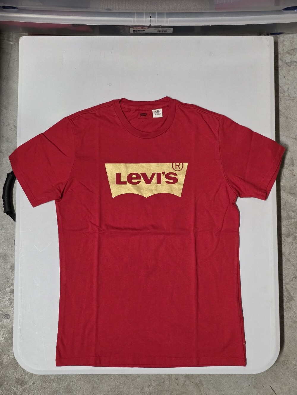 Levi's short-sleeve T-shirt featuring a metallic gold chest logo graphic Sz M